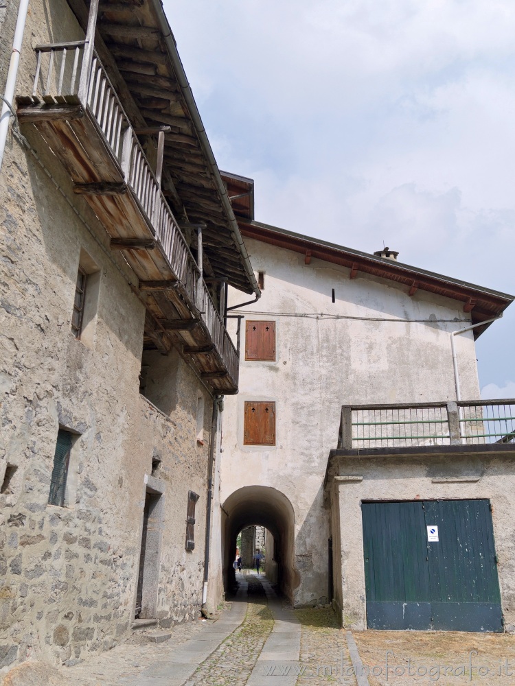 Campiglia Cervo (Biella) - La strada del paese nella frazione Valmosca